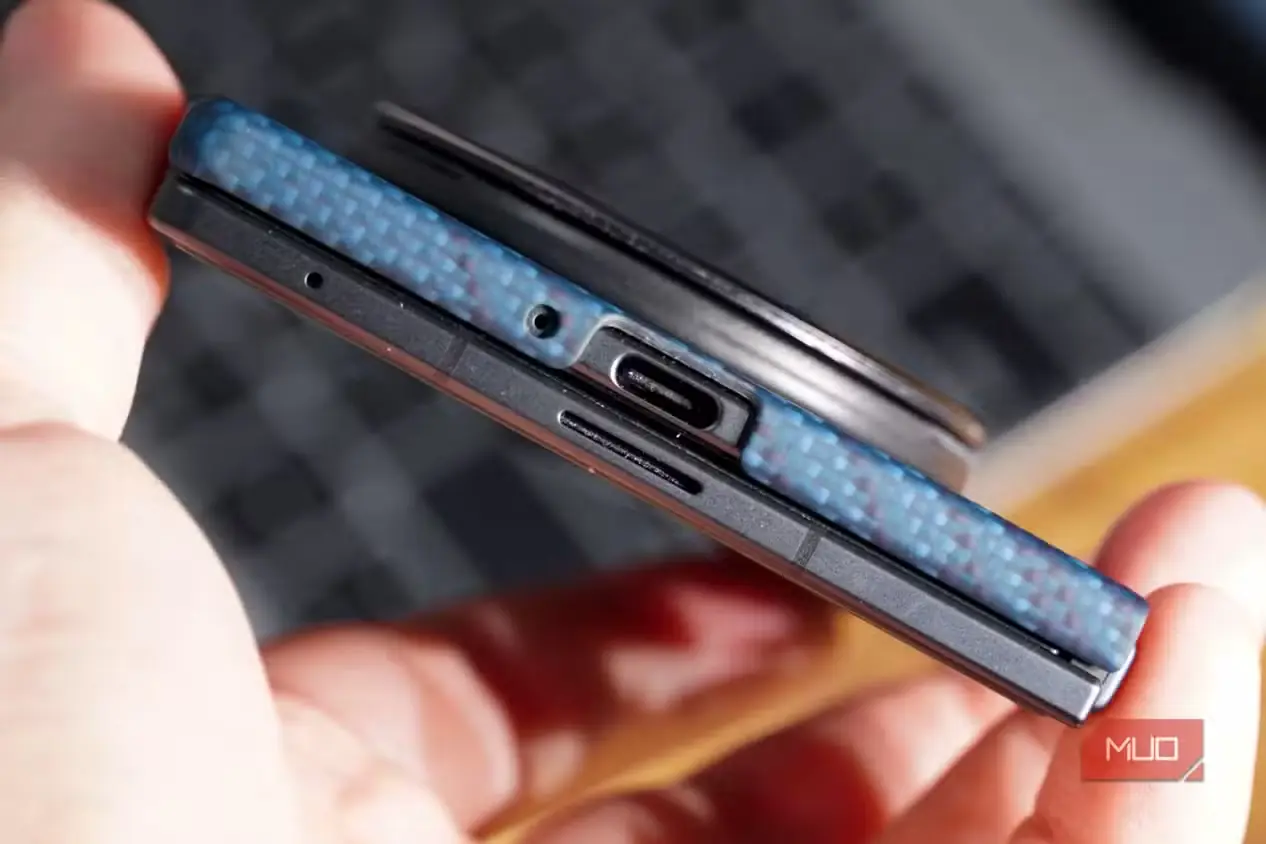 گوشی Samsung Galaxy Z Fold 8 با قاب MagSafe روی میز