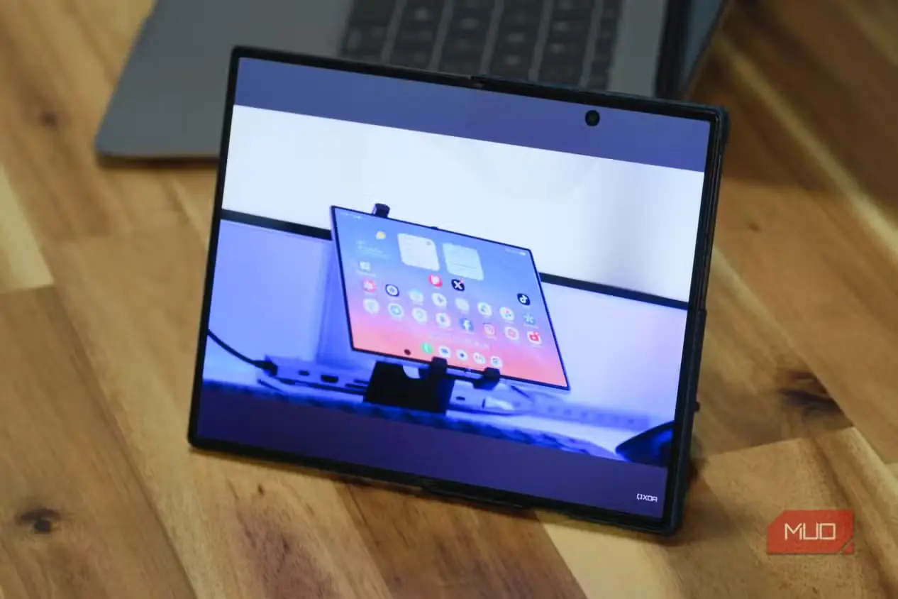 گوشی Samsung Galaxy Z Fold 8 با قاب MagSafe روی میز