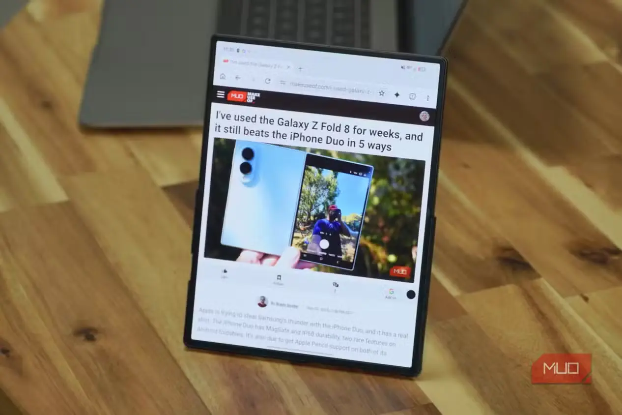 گوشی Samsung Galaxy Z Fold 8 با قاب MagSafe روی میز