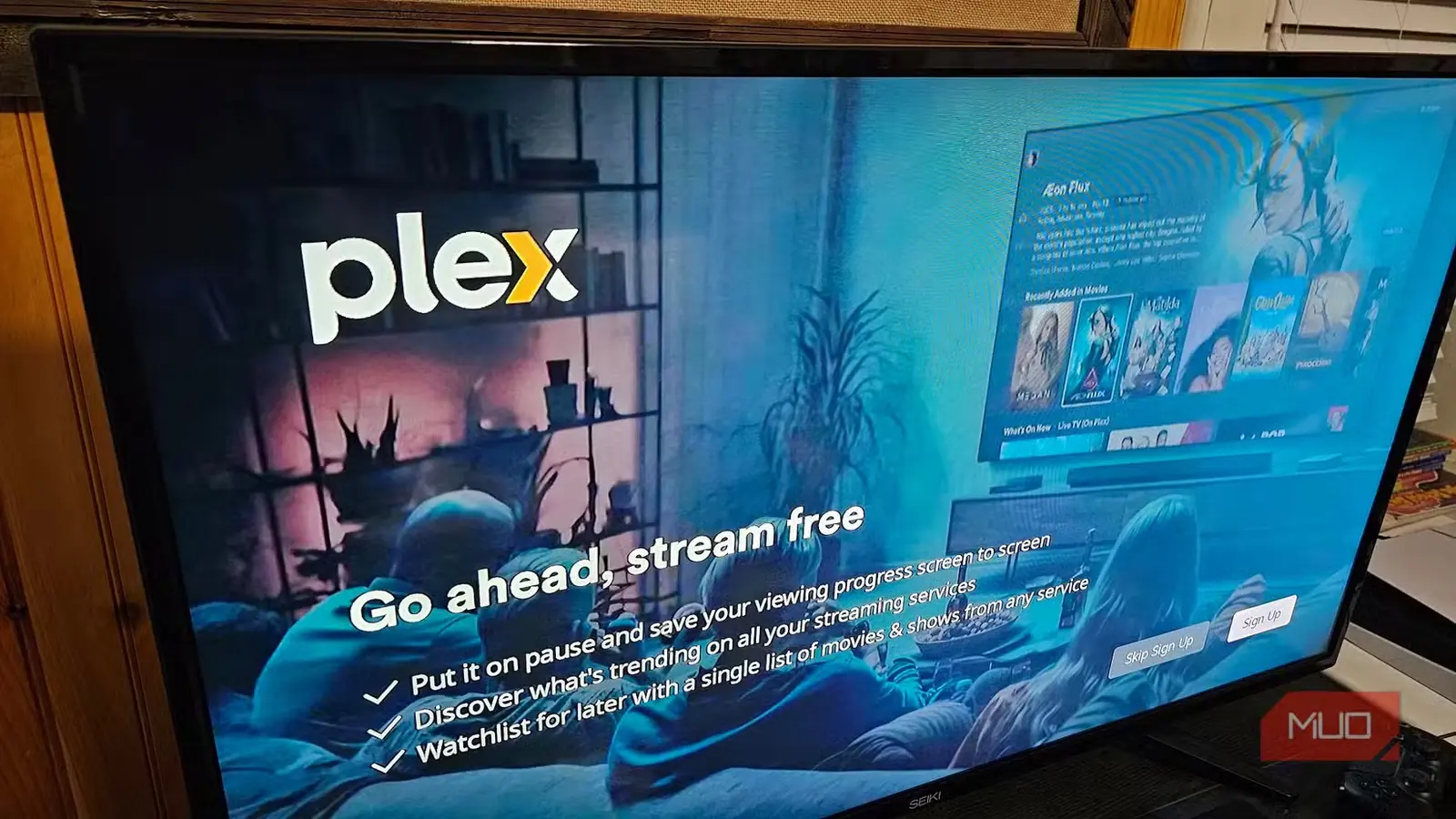 دستگاه پخش جریانی Roku با برنامه Plex بازشده روی صفحه