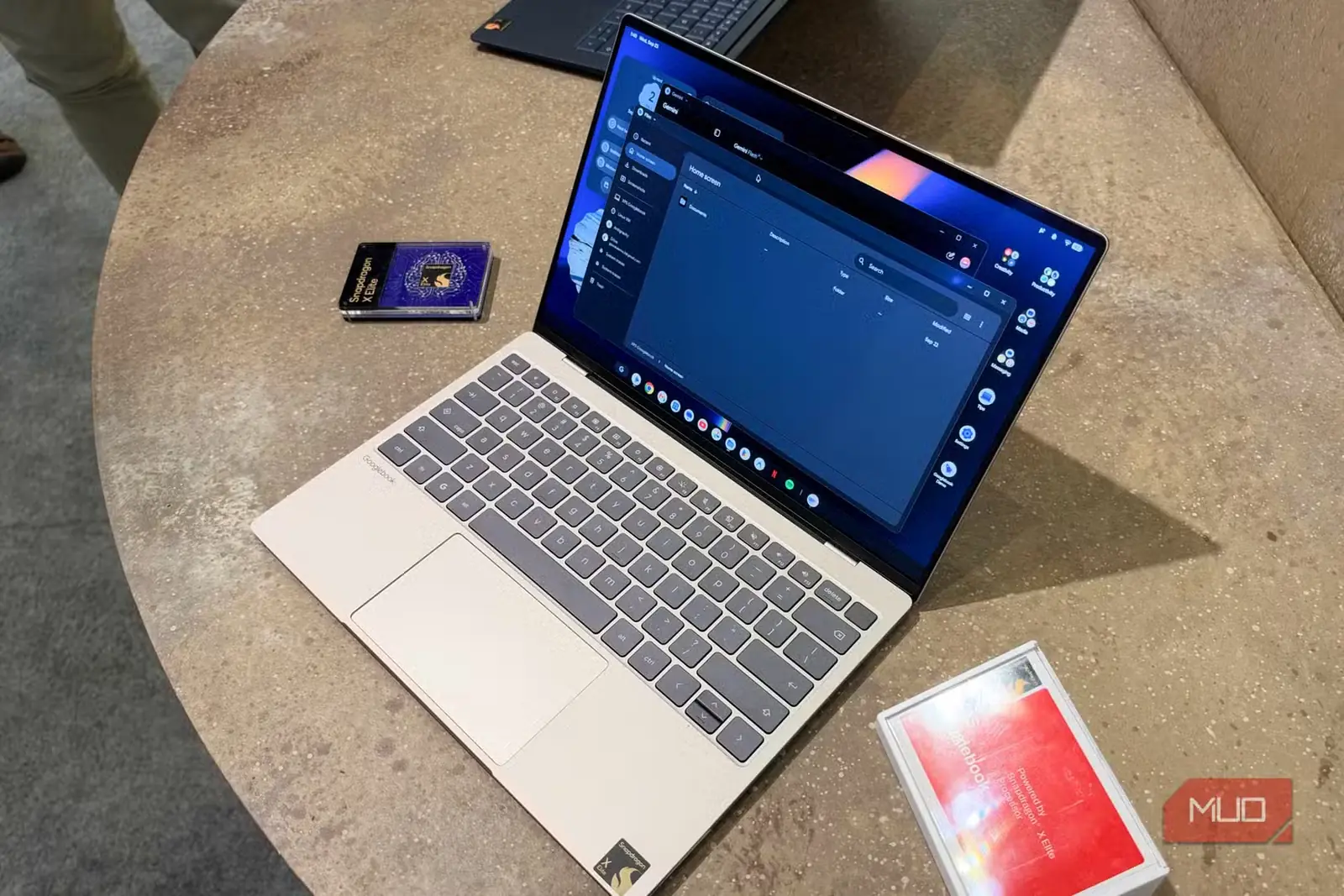 نمایی از لپتاپ Googlebook-12-1