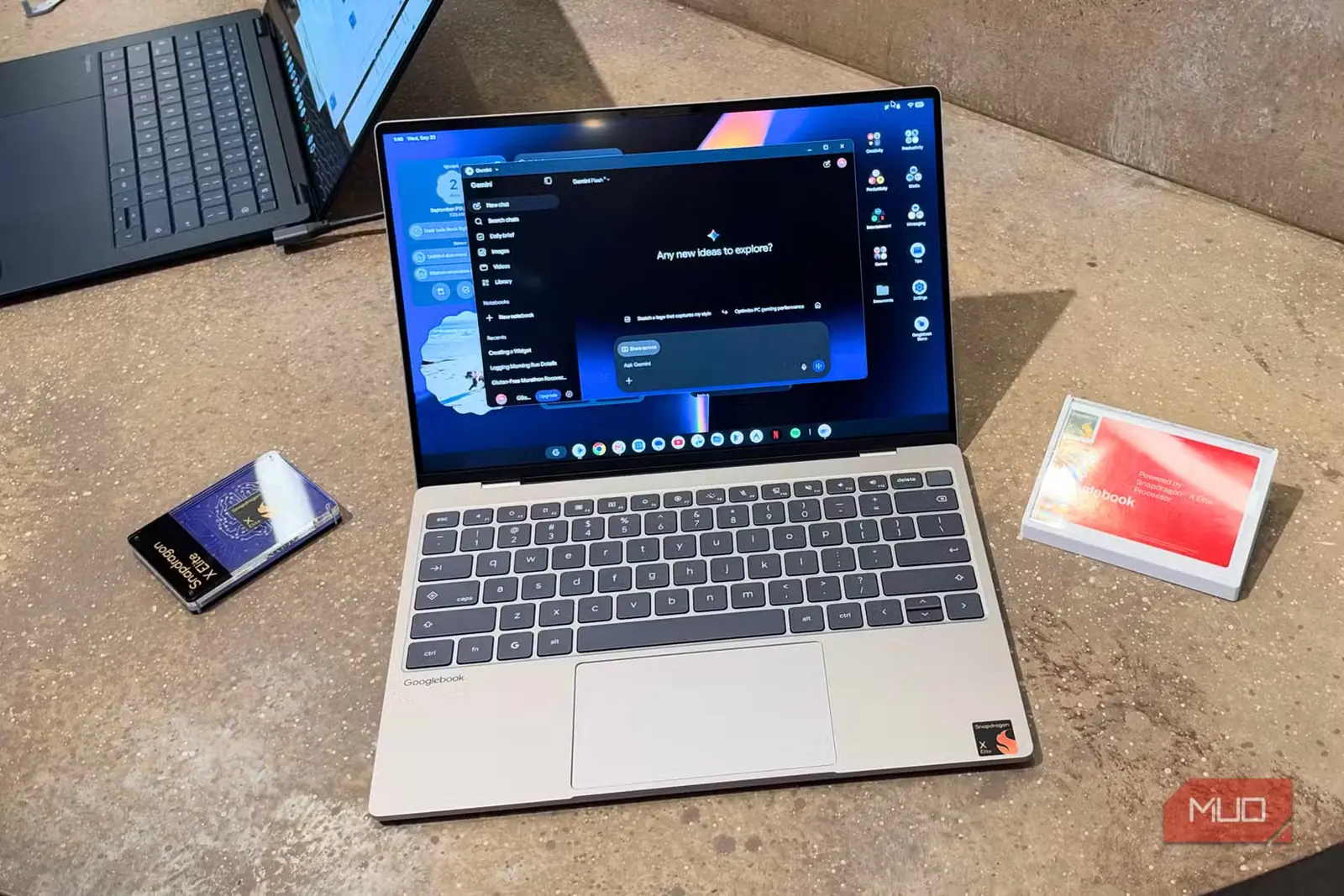 لپتاپ Dell XPS Googlebook با Gemini بازشده روی نمایشگر