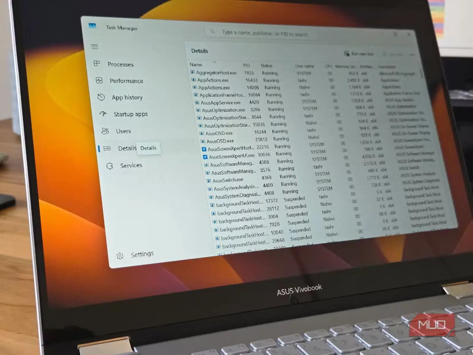 پنجرهٔ مدیر وظیفهٔ Windows روی لپتاپ Asus Vivobook S 14 Flip باز است