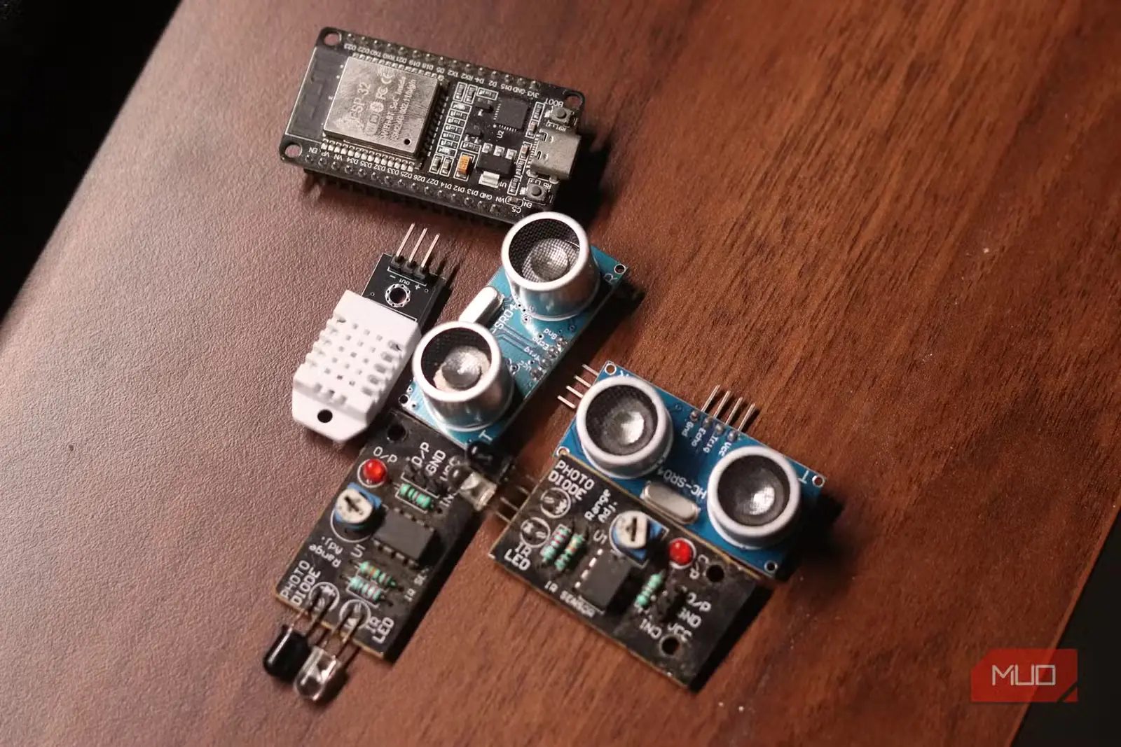 حسگرهای متصل به ESP32 روی میز کار