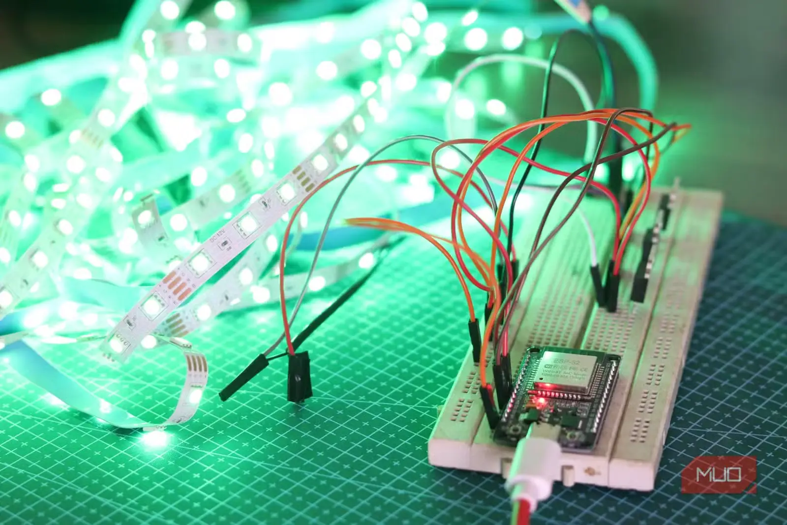 نوار RGB سبزرنگ متصل به ESP32