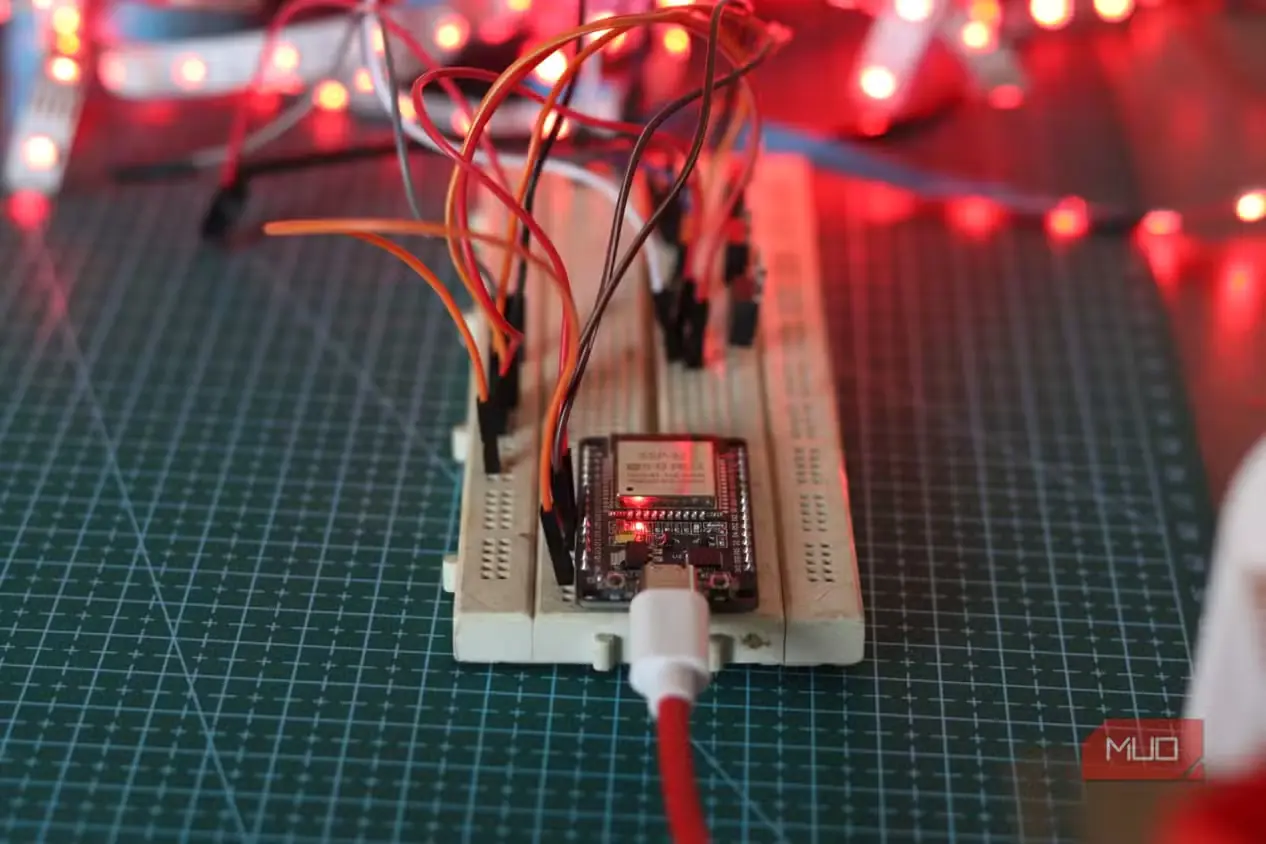 نمای جلویی ESP32 در حال کنترل نوارهای RGB