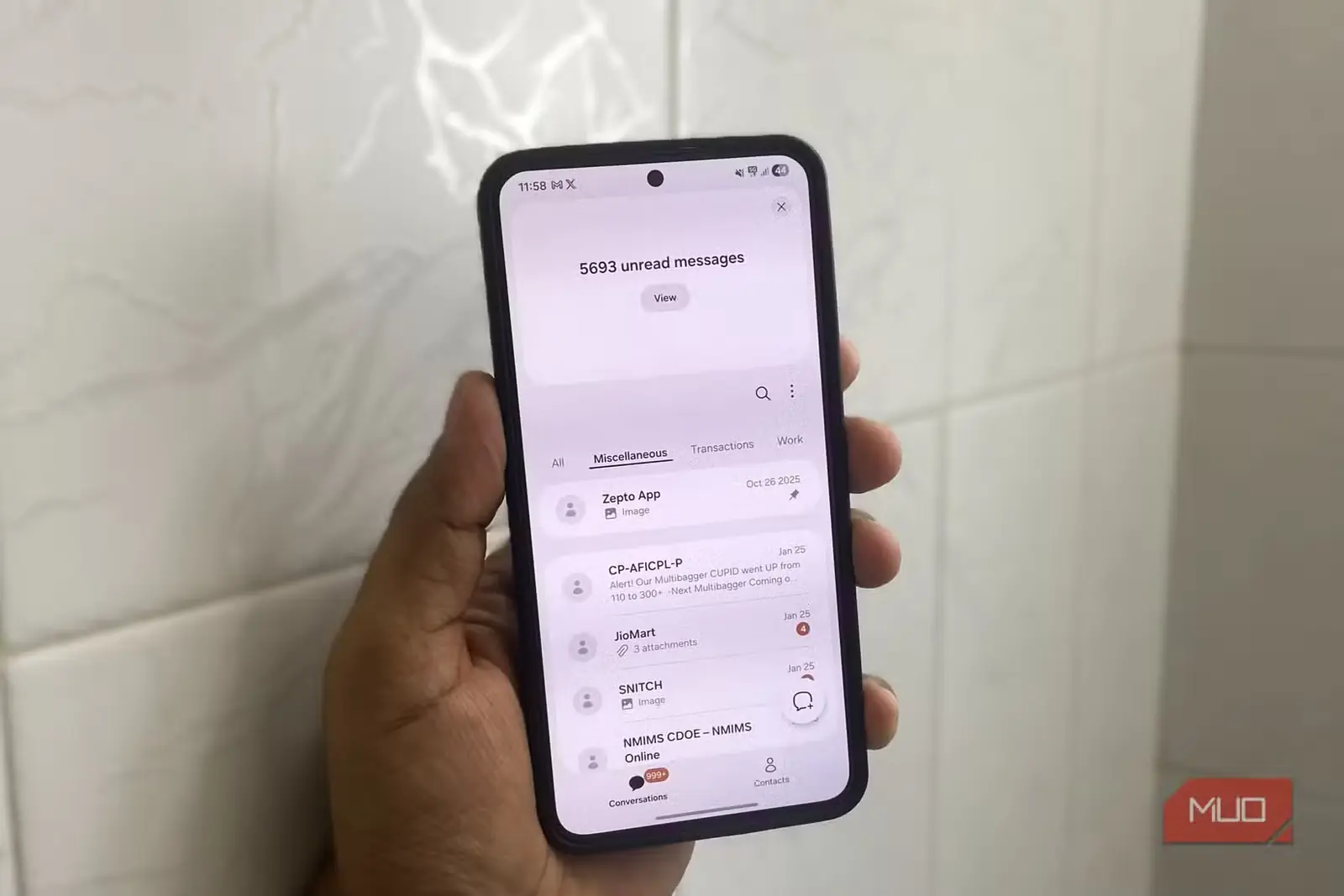 نمایش برنامهٔ Samsung Messages روی گوشی