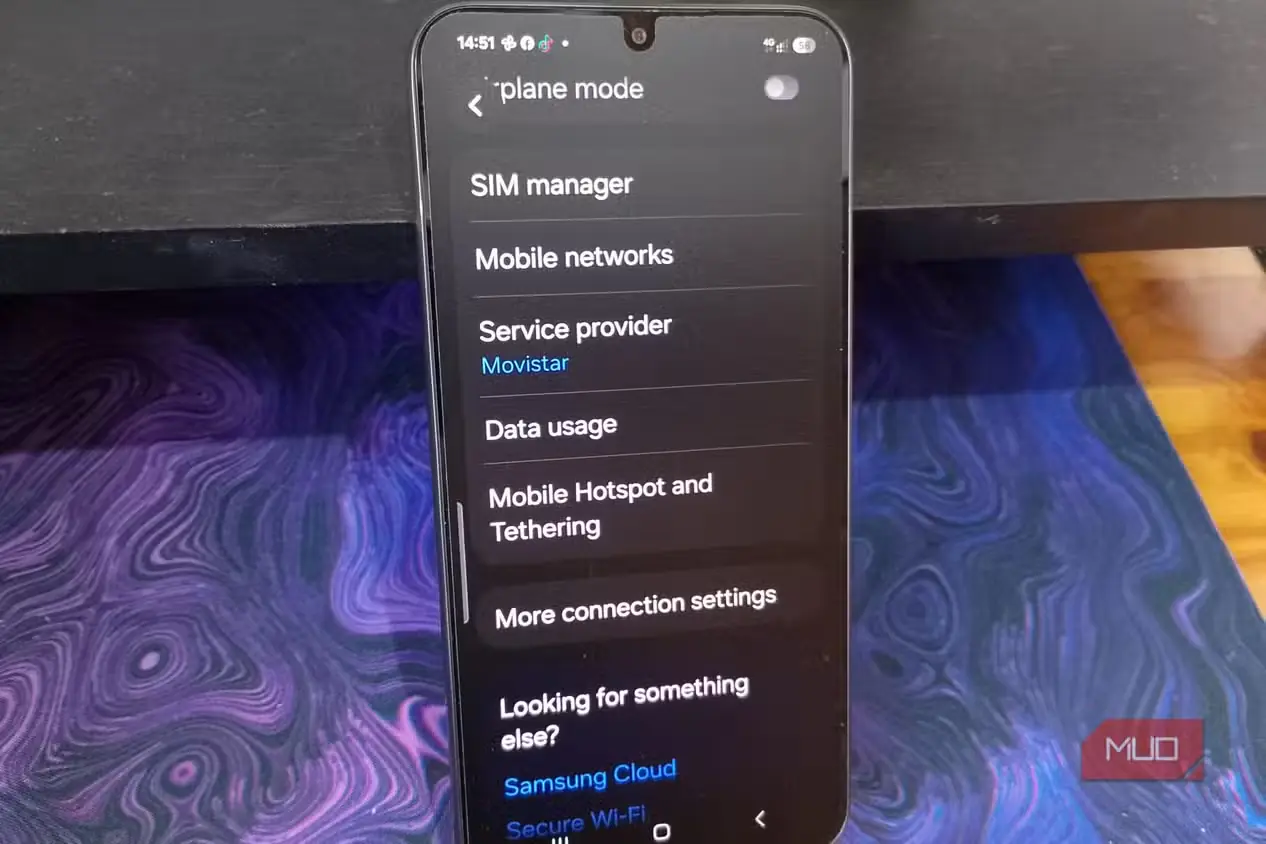 گوشی Samsung Galaxy با منوی تنظیمات اتصالات در حالت تاریک و گزینه قابلمشاهده مصرف داده