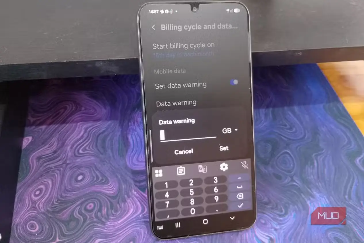 پنجره بازشونده هشدار مصرف در Samsung Galaxy همراه با صفحهکلید عددی، گزینشگر واحد GB و دکمه تنظیم