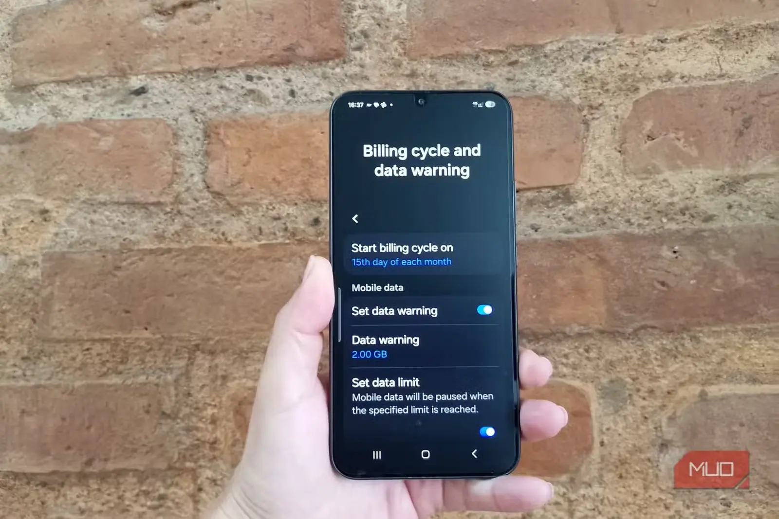 دستی در حال نگهداشتن گوشی Samsung Galaxy با هشدار مصرف 2GB، سقف مصرف فعال و آغاز دوره صورتحساب در روز پانزدهم