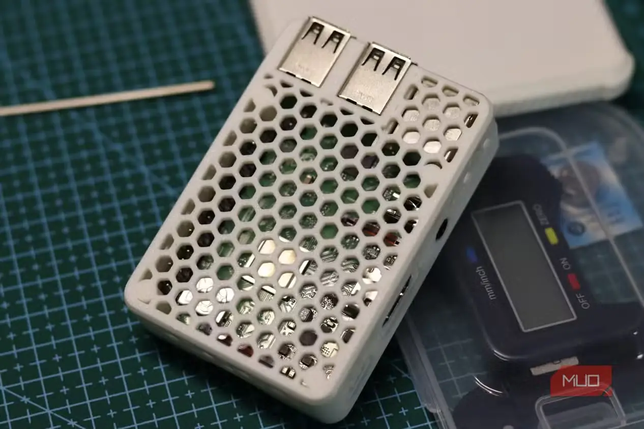 برد Raspberry Pi 3 درون قاب چاپ سهبعدی