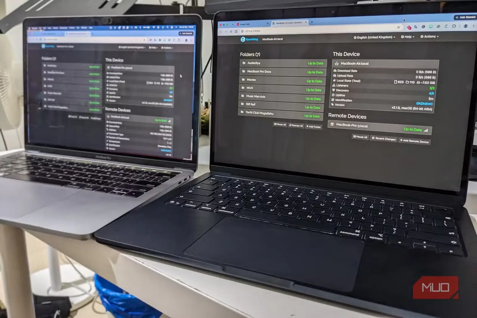 دو دستگاه MacBook همگامشده با Syncthing