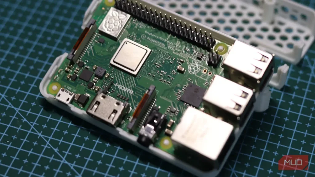 سپردن صورت‌حساب اشتراک سالانهٔ $500 به یک Raspberry Pi به بهای $45 و واداشتن آن به جبران هزینه‌اش