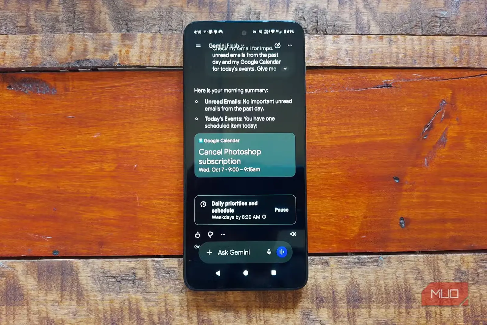 گوشی Android روی سطح چوبی با خلاصه صبحگاهی Gemini، ایمیلهای خواندهنشده و اطلاعات تقویم