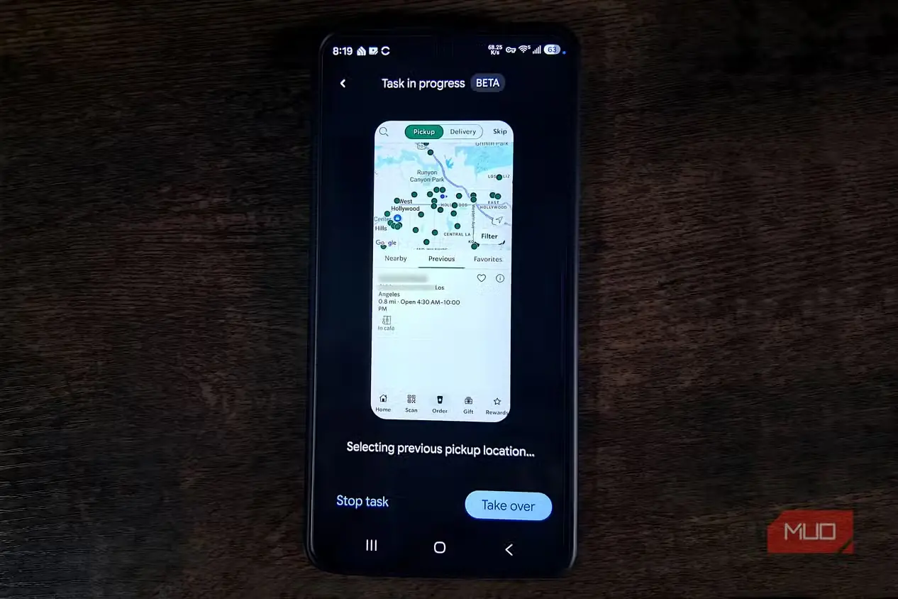 گوشی Android با خودکارسازی صفحه Gemini هنگام انتخاب شعبه قبلی تحویل Starbucks روی نقشه