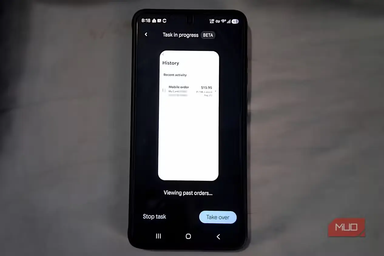 گوشی Android با خودکارسازی در حال اجرای Gemini هنگام نمایش سفارش نیمهکاره Starbucks