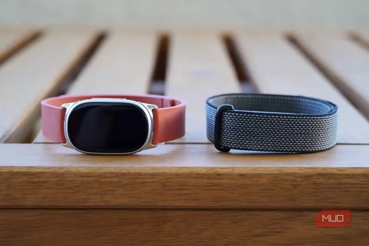 دستبند Fitbit Edge در کنار Fitbit Air