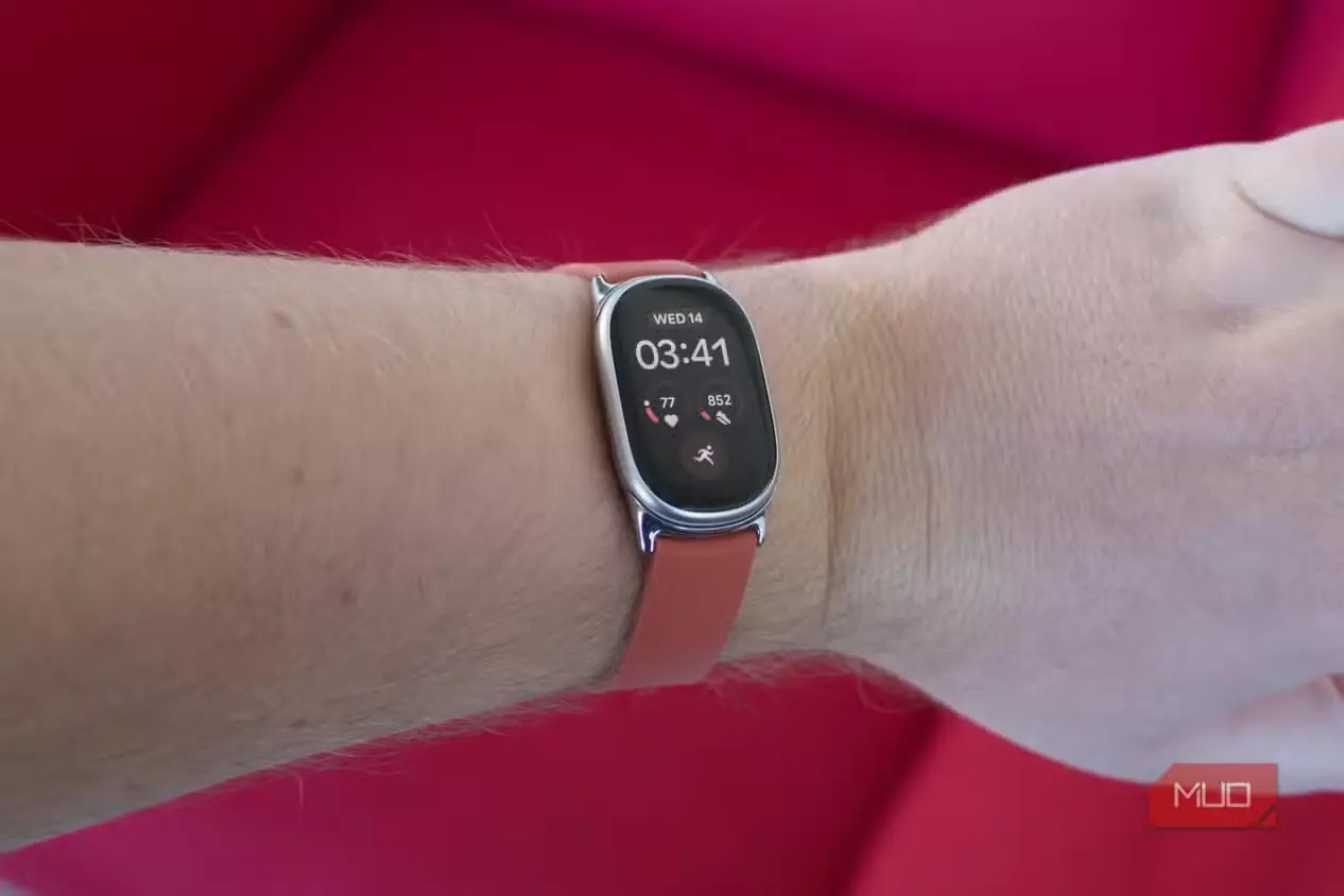 دستبند Fitbit Edge روی مچ دست