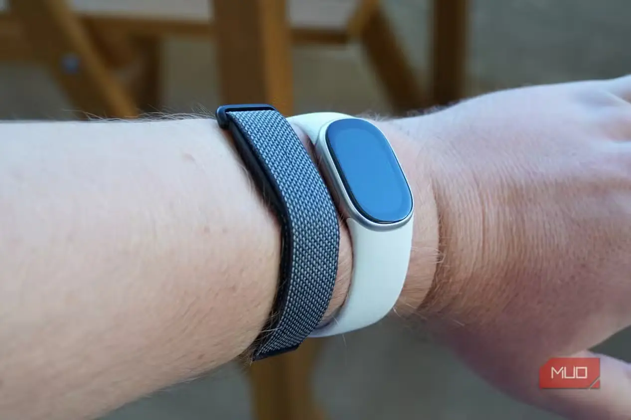 دستبندهای Fitbit Edge و Fitbit Air روی مچ دست