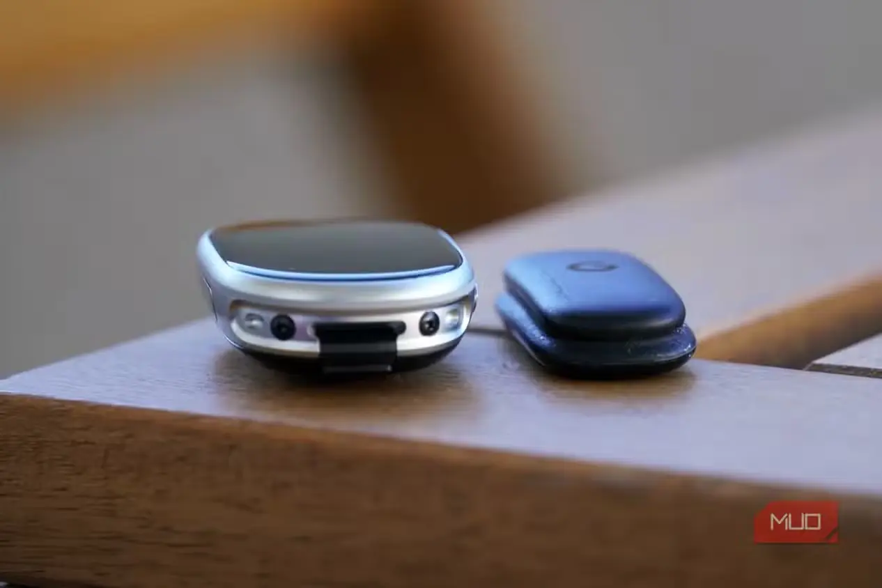 Fitbit Edge در کنار حسگرهای سکهای Fitbit Air