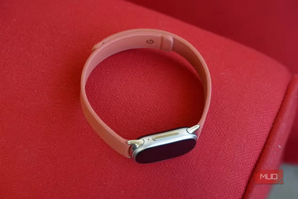 نمای از بالای Google Fitbit Edge