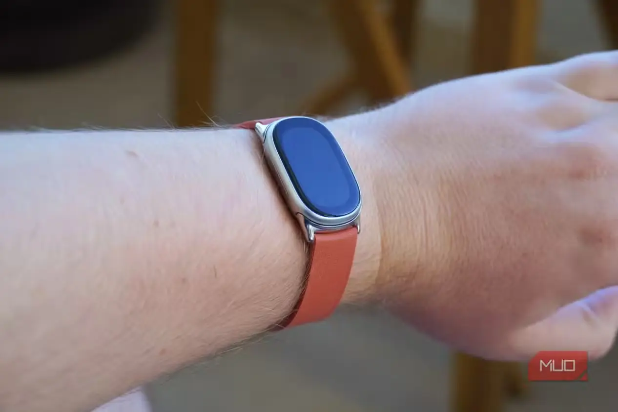 دستبند Fitbit Edge روی مچ دست