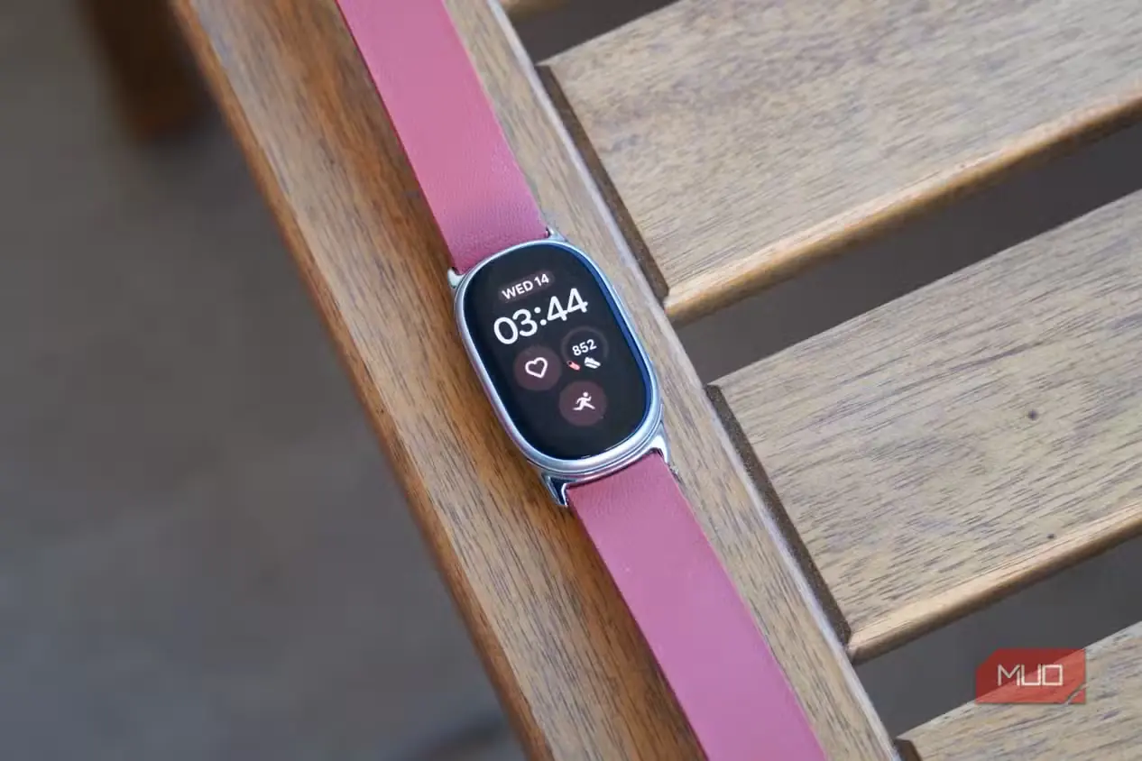 دستبند Fitbit Edge روی میز