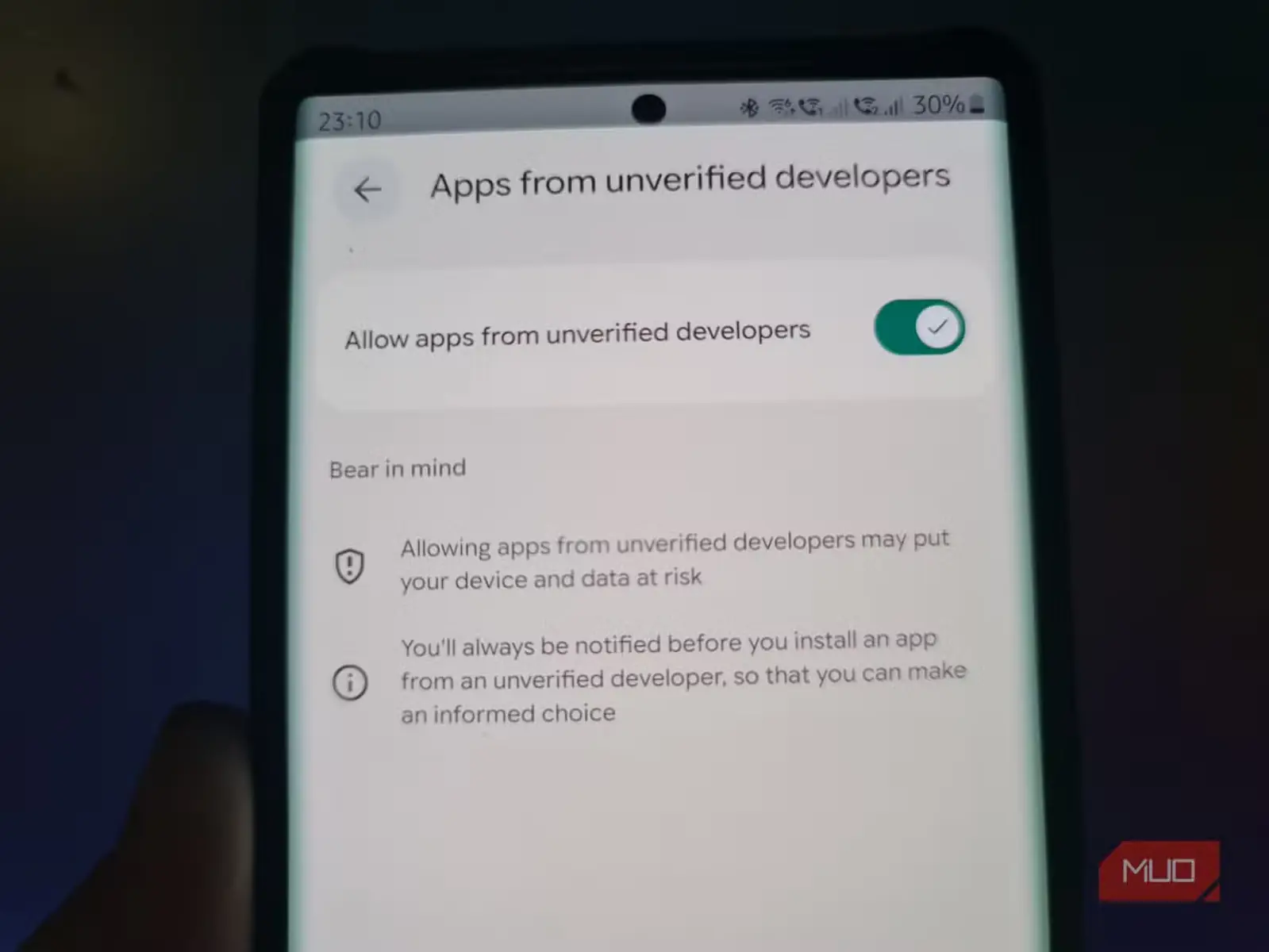گوشی Samsung با گزینه «اجازه به برنامههای توسعهدهندگان تأییدنشده» که کلید سبز آن روشن است
