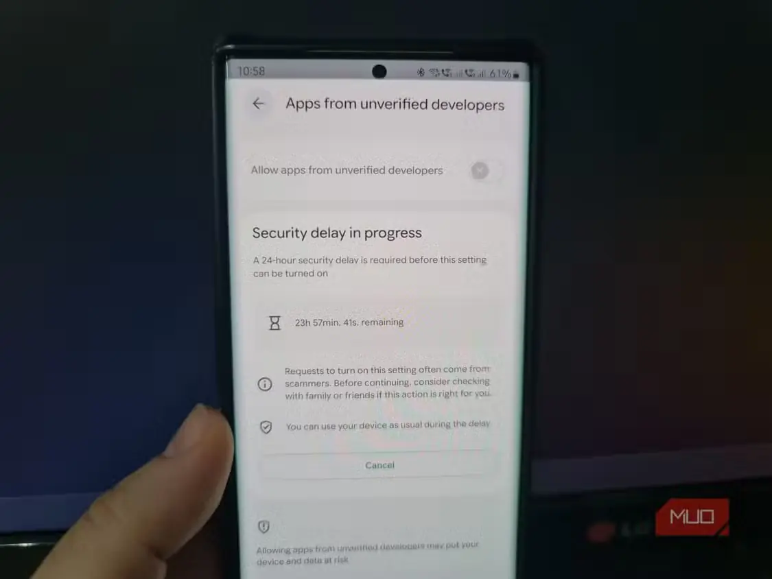 گوشی Samsung در حال نمایش زمان باقیمانده از وقفه امنیتی برای فعالسازی نصب برنامههای تأییدنشده