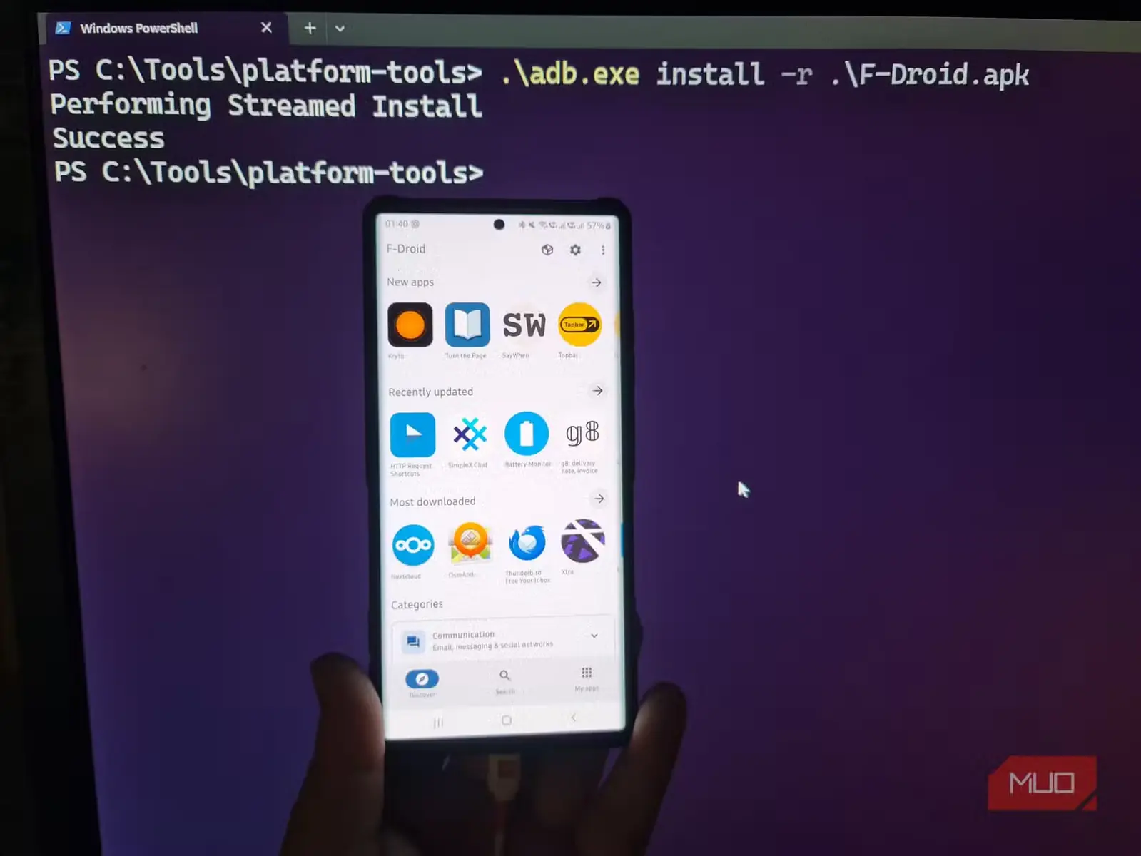 گوشی Samsung در حال اجرای F-Droid، کنار پایانه Windows که نصب دوباره موفقیتآمیز با ADB را نشان میدهد
