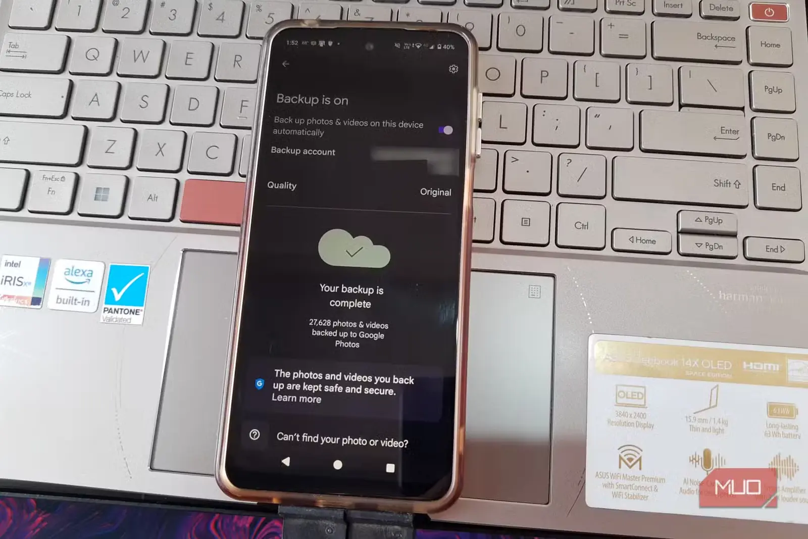 گوشی Android با پشتیبانگیری روشن و پیام «پشتیبانگیری کامل شد» در Google Photos