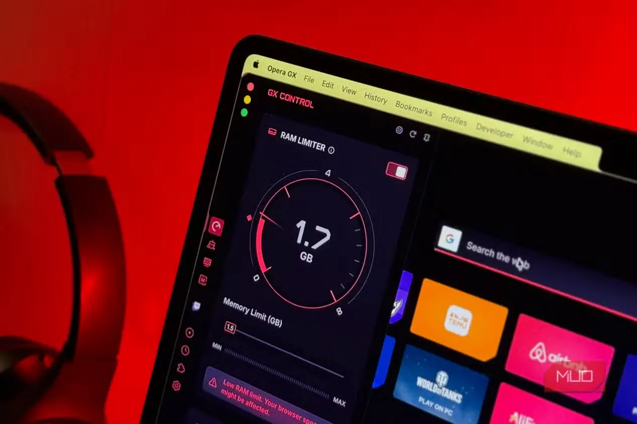 مرورگر Opera GX روی MacBook با هدفون در پس‌زمینه