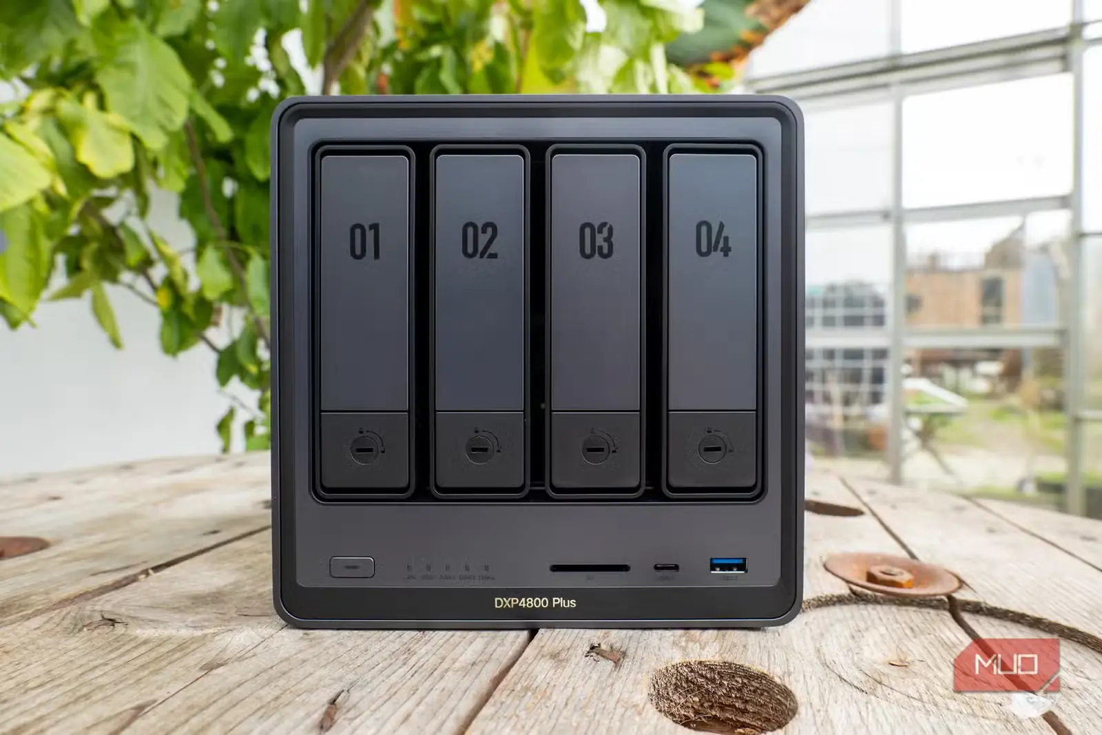 دستگاه NAS مدل Ugreen DXP4800 Plus روی میز چوبی