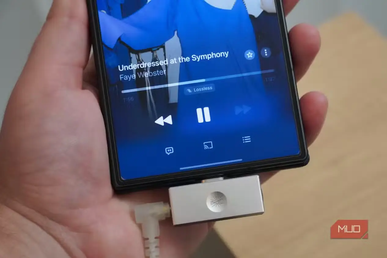 مبدل صوتی Linsoul Allegro Mini متصل به یک گوشی هوشمند