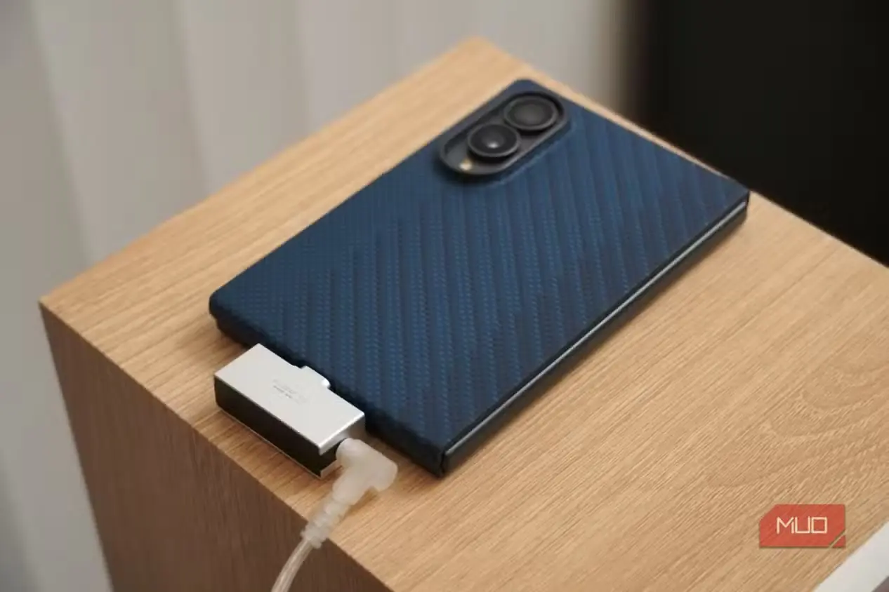 مبدل صوتی Linsoul Allegro Mini متصل به یک گوشی هوشمند