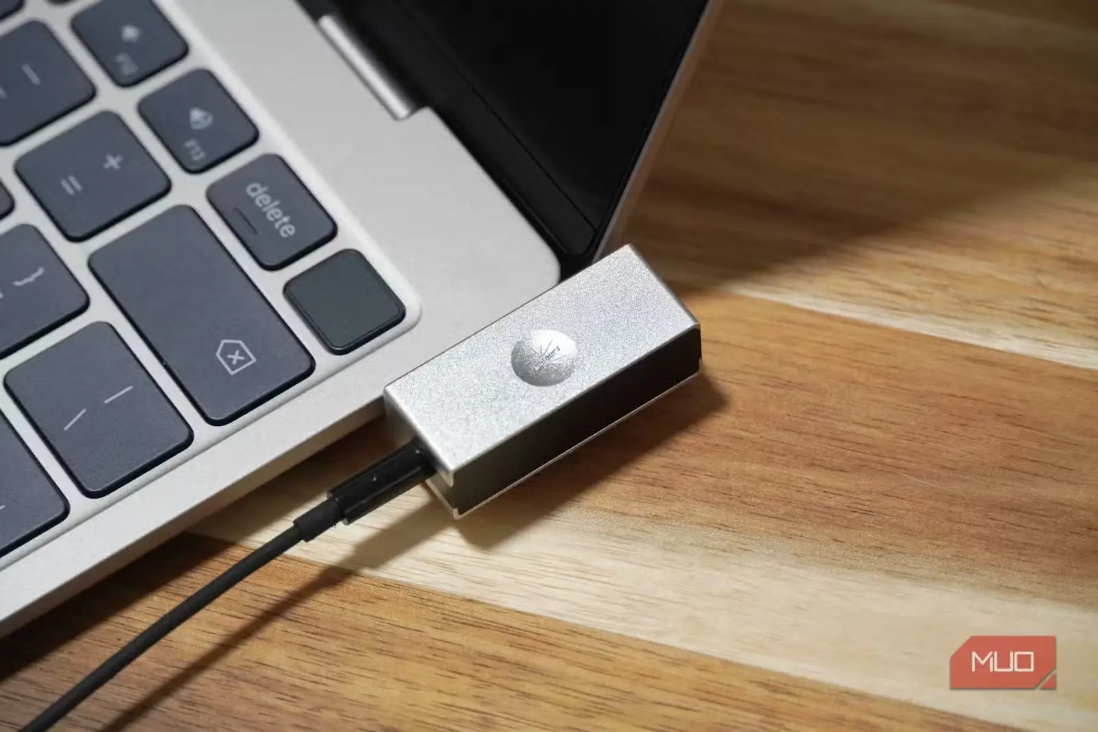 مبدل صوتی USB-C چسبیده به بدنه لپتاپ
