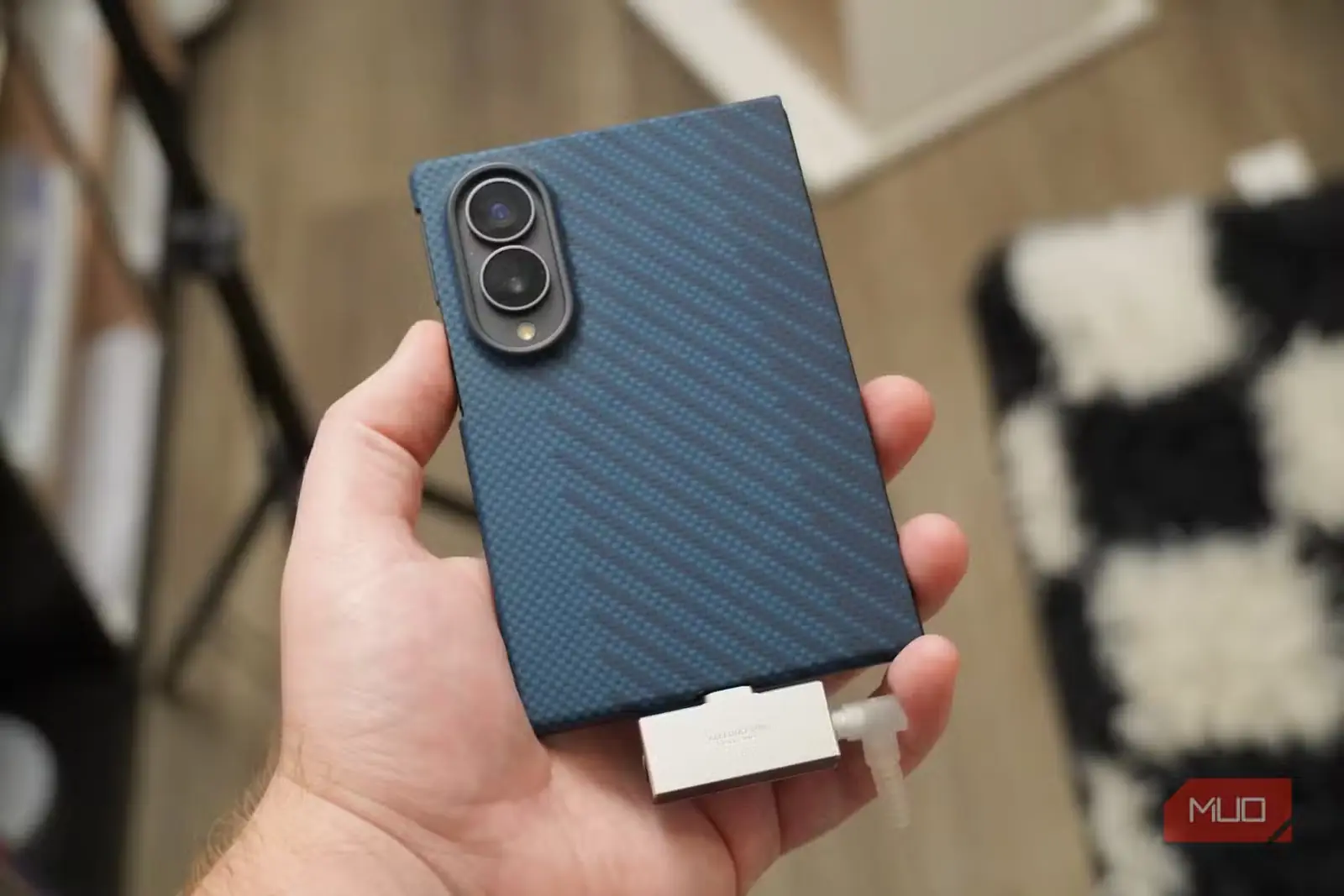 مبدل صوتی Linsoul Allegro Mini متصل به یک گوشی هوشمند