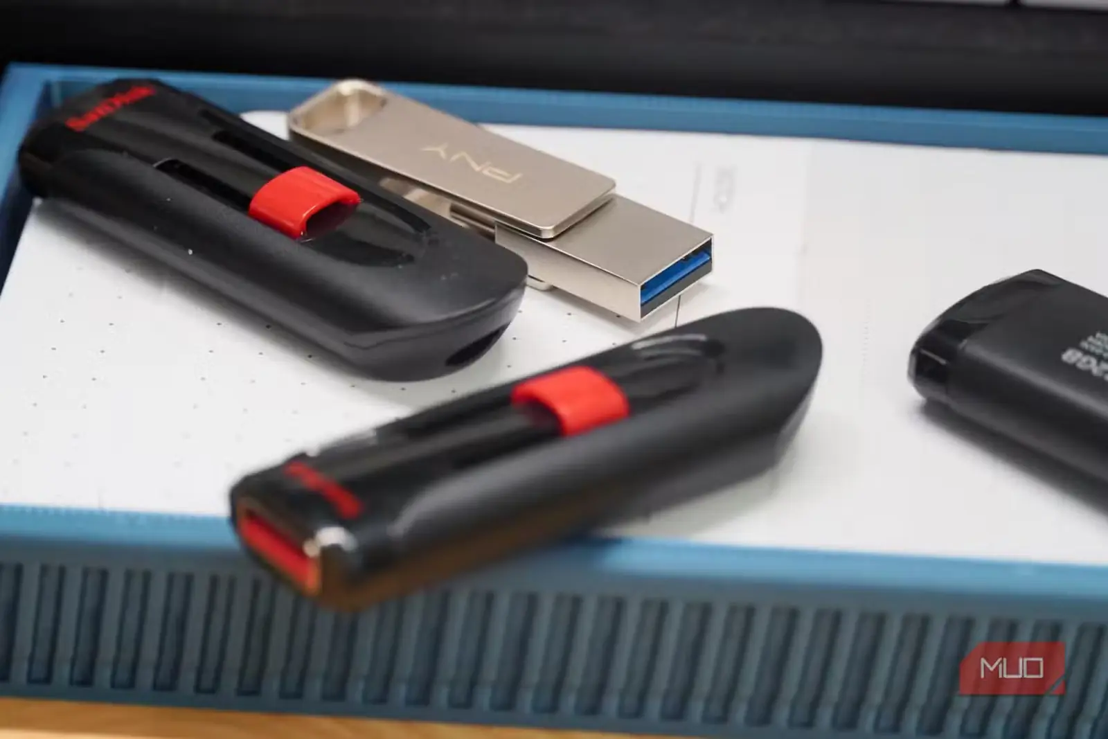 چند حافظهٔ USB پراکنده روی میز