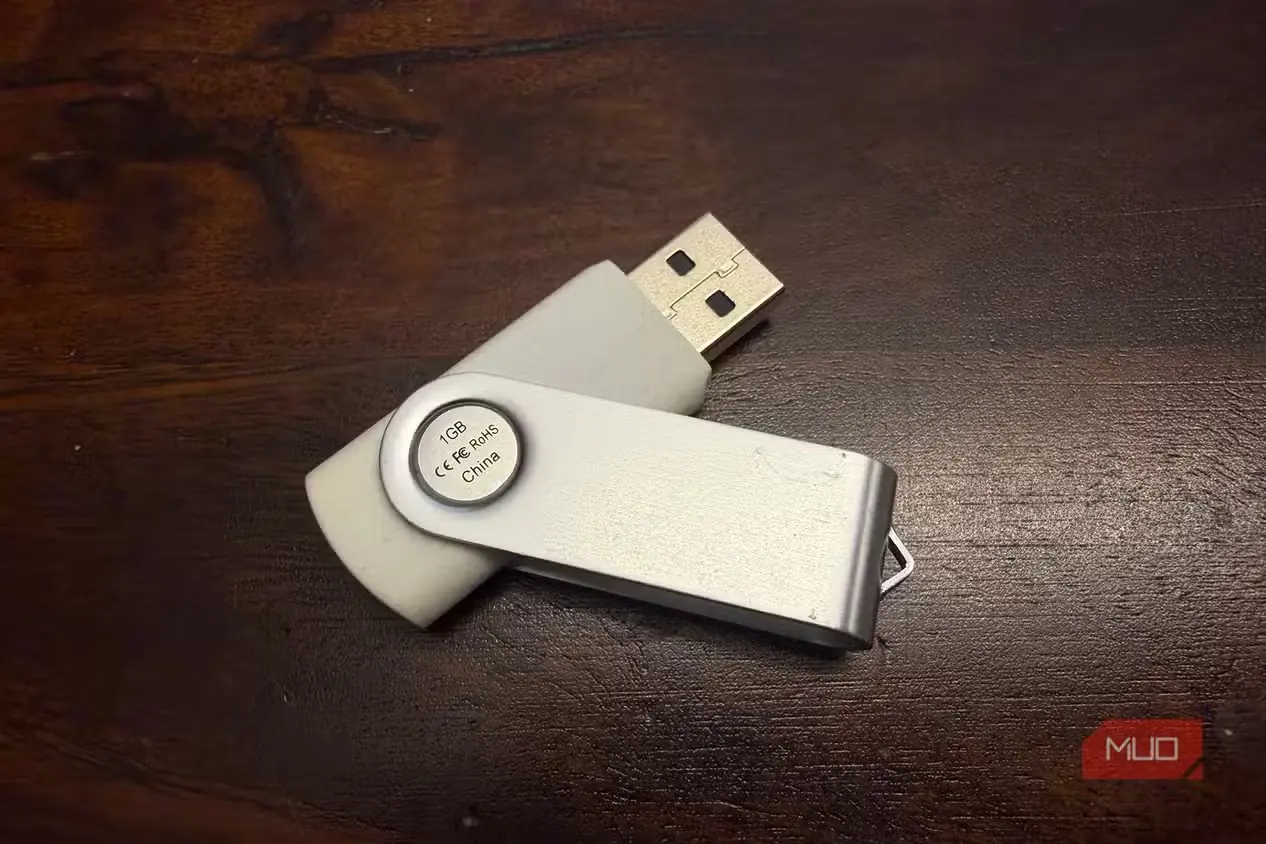 حافظهٔ فلش USB با درپوش باز