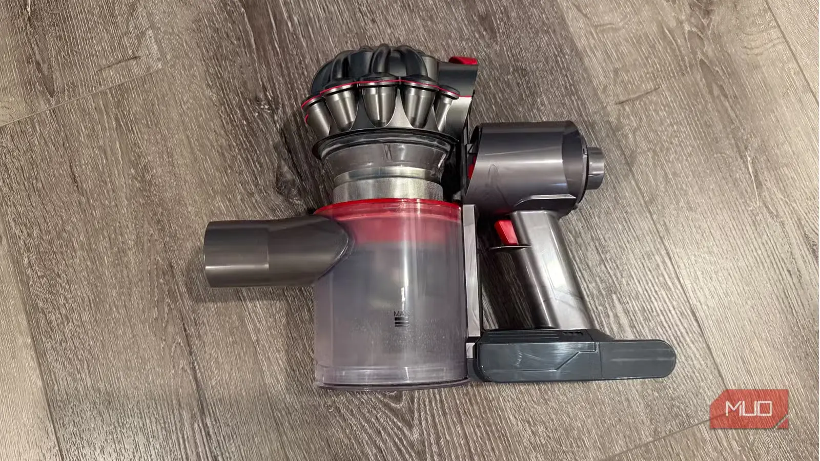 مجموعه مخزن گردوغبار، سیکلون، باتری و موتور Dyson V8
