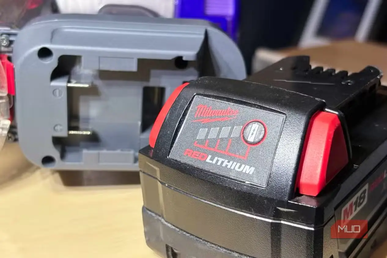 باتری Milwaukee M18 در کنار مبدل نصبشونده روی جاروبرقی Dyson V8