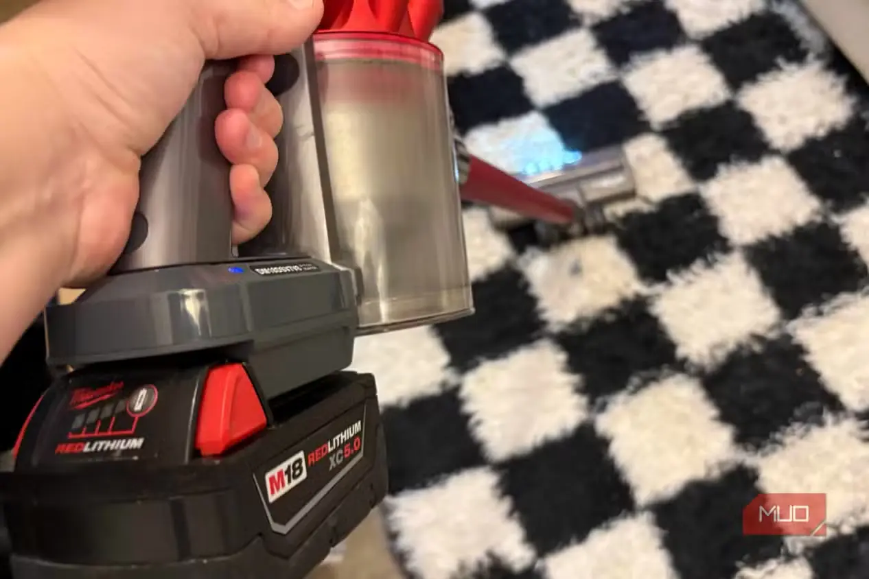 باتری Milwaukee M18 نصبشده روی جاروبرقی Dyson V8