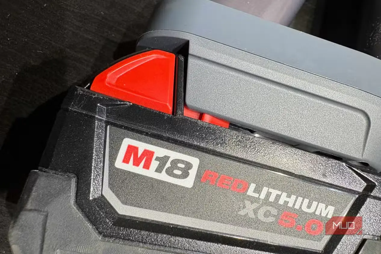 نمای باتری Milwaukee M18 متصل به جاروبرقی Dyson V8