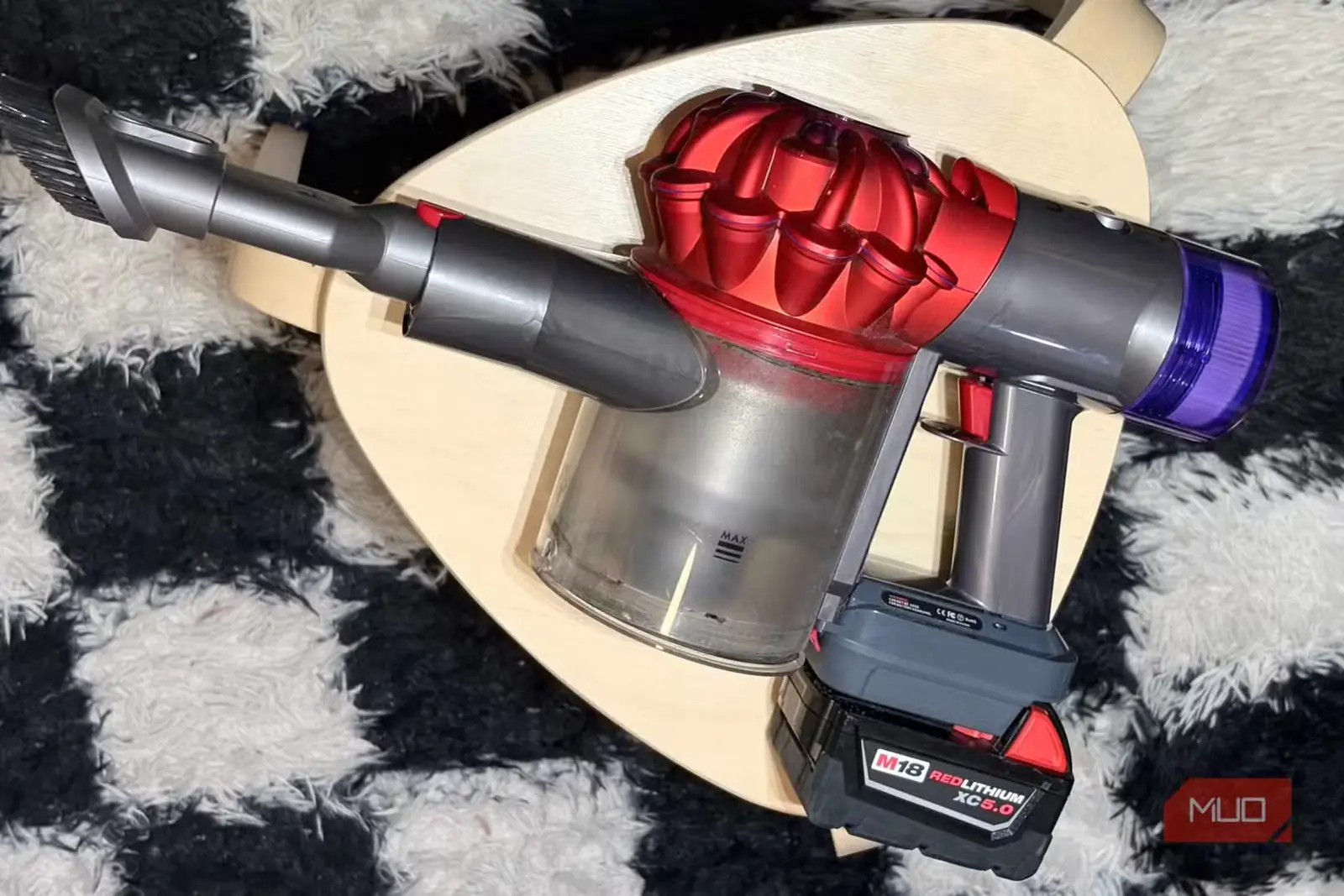 جاروبرقی Dyson V8 مجهز به باتری Milwaukee M18