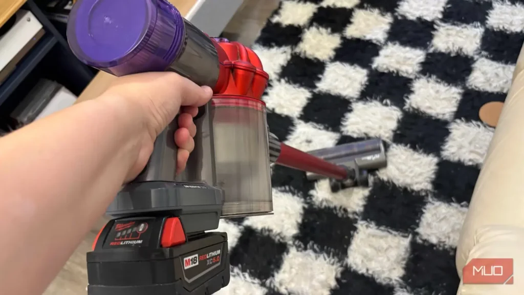 وقتی باتری Dyson من فرسوده شد، یک مبدل $20 مشکلی را حل کرد که باتری جایگزین $130 شرکت Dyson از حل آن ناتوان بود