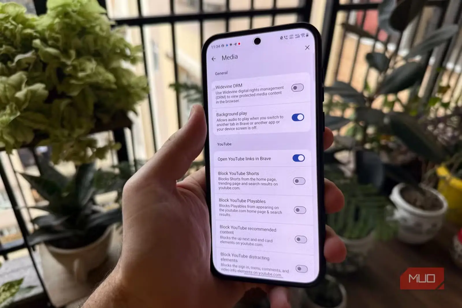 نمایی از قابلیت پخش پسزمینه مرورگر Brave در Android