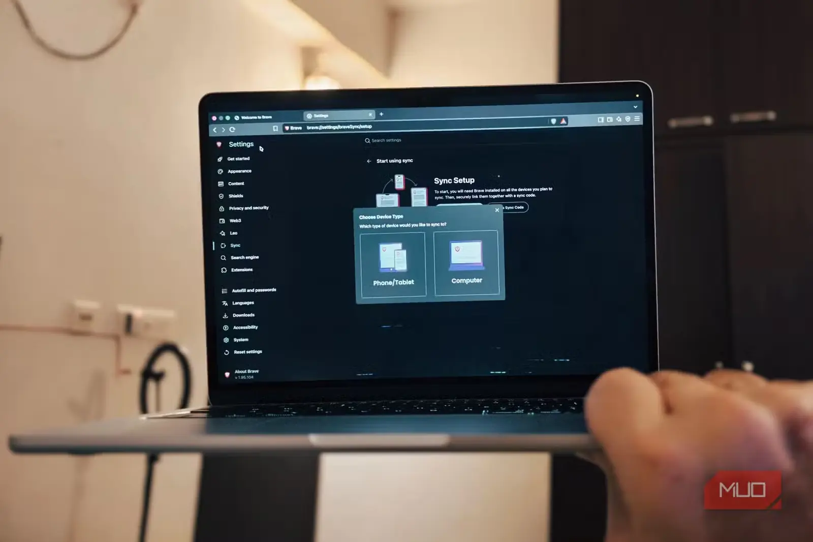 نمایی از قابلیت Brave Sync برای اتصال دستگاه Android به MacBook
