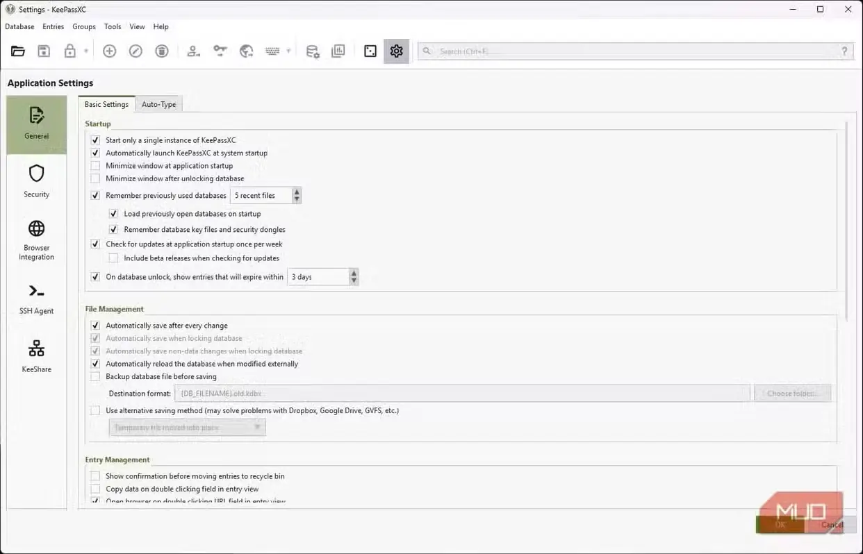 بررسی منوی تنظیمات KeePassXC