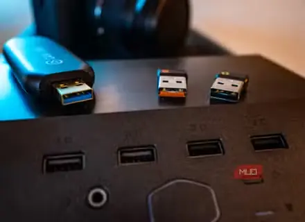 چند دستگاه USB روی رایانهای با درگاههای USB 2.0 و USB 3.0