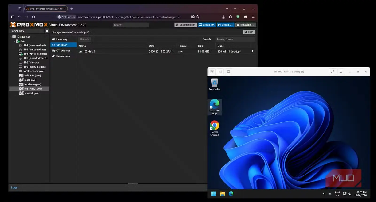 نمایش دیسک 64 GiB ماشین مجازی Windows در مخزن vm-nvme توسط Proxmox، در کنار میزکار در حال اجرای Windows 11